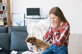Kobieta z reakcją alergiczną na psa