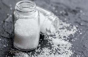 Sól w solniczce, której zbyt małe spożycie prowadzi do niedoboru sodu