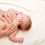 masażysta masuję plecy niemowlaka z obniżonym napięciem mięśniowym
