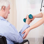 Ćwiczący senior uzupełniający utratę masy mięśniowej