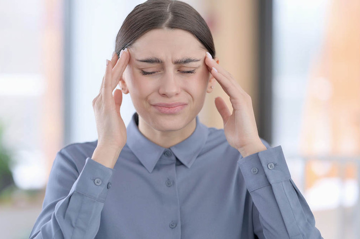 Kobieta z bólem głowy spowodowanym silnym stresem