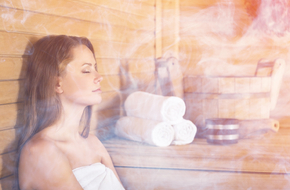 Kobieta stosuje saunę na przeziębienie