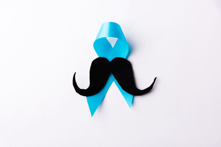 Niebieska wstążka, a na niej wąsy. Symbol akcji Movember.