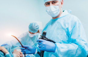 Lekarz przed wykonywaniem badania endoskopowego jelit