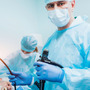 Lekarz przed wykonywaniem badania endoskopowego jelit