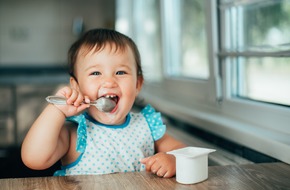 Dziecko jedzące jogurt zawierający naturalne probiotyki