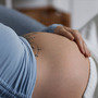 Kobieta prezentująca swój twardy brzuch w okresie ciąży