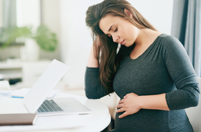 Kobieta odczuwa stres w ciąży