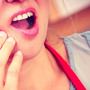 Kobieta z objawem mrowienia ust