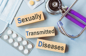 Napis seksualy transmitted diseases, który oznacza choroby weneryczne
