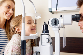 Dziecko ma wykonywane badanie wzroku za pomocą specjalistycznego sprzętu