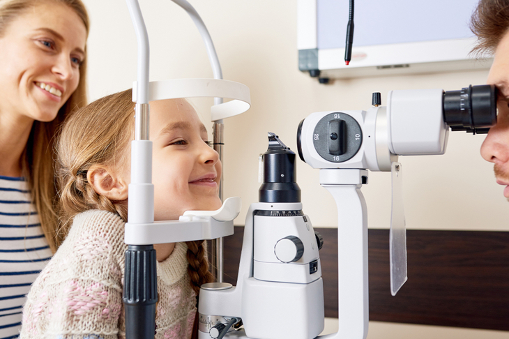 Dziecko ma wykonywane badanie wzroku za pomocą specjalistycznego sprzętu