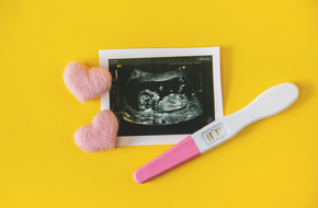 Zdjęcie USG przedstawiające 16 tydzień ciąży i pozytywny test ciążowy