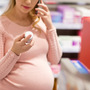 Kobieta w ciąży zażywająca antybiotyki