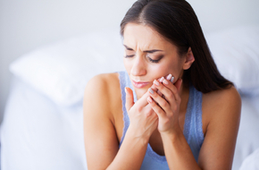 Kobieta odczuwa ból zęba w ciąży