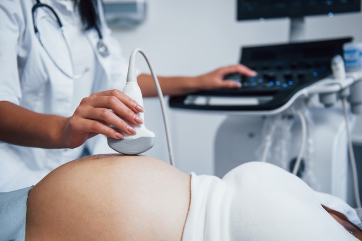 Kobieta mająca łożysko przodujące w ciąży podczas badania USG