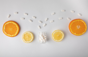 Tabletki, plastry pomarańczy i cytryny sposobem na suplementację witaminy C