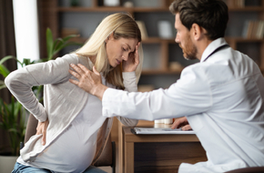 Lekarz pociesza kobietę w ciąży, która dowiedziała się, że ma zaśniad groniasty