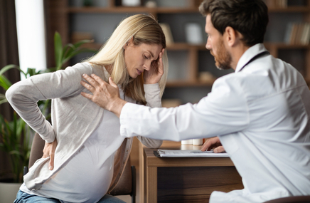 Lekarz pociesza kobietę w ciąży, która dowiedziała się, że ma zaśniad groniasty