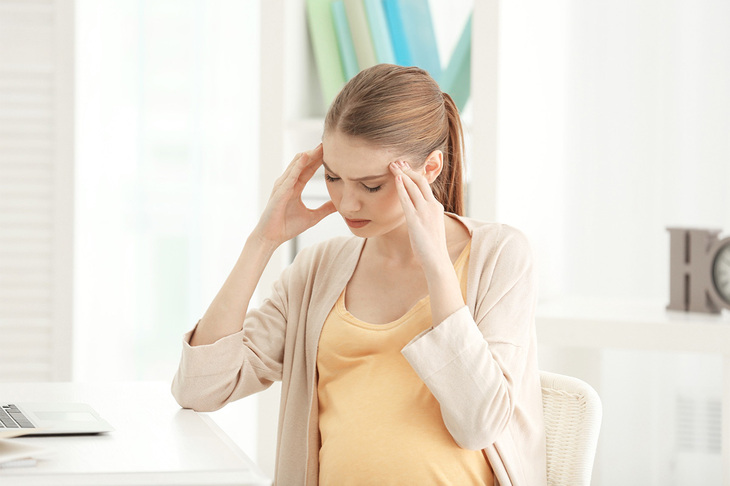 Kobieta z problemami w okresie ciąży z powody braku elektrolitów