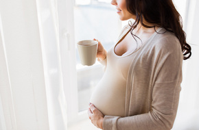 Kobieta w ciąży pijąca kawę