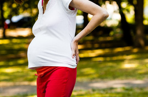 Kobieta w ciąży z problemem bolących pleców