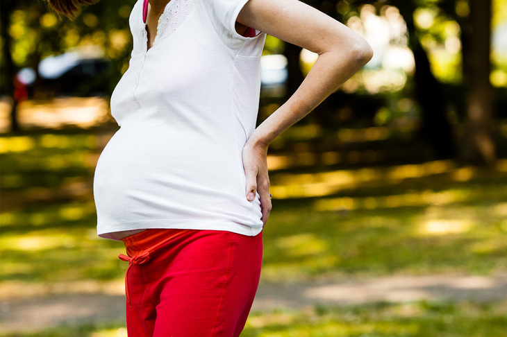Kobieta w ciąży z problemem bolących pleców