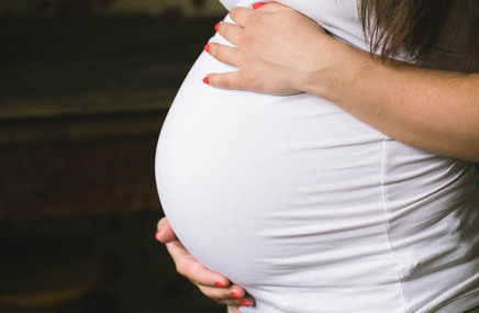Kobieta w ciąży z problemem wielowodzia
