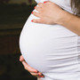 Kobieta w ciąży z problemem wielowodzia