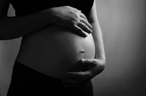 Kobieta w ciąży przez zabiegiem amniopunkcji