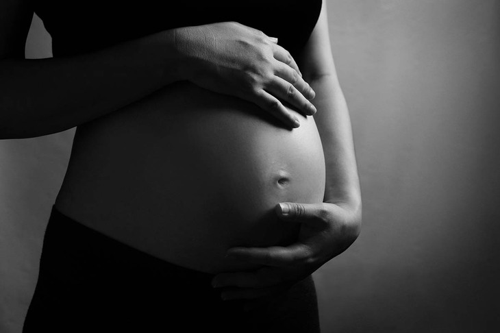 Kobieta w ciąży przez zabiegiem amniopunkcji