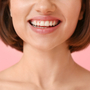Uśmiechnięta kobieta po zastosowaniu leku na odrastanie zębów