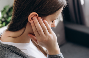 Kobieta odczuwa ból ucha w ciąży