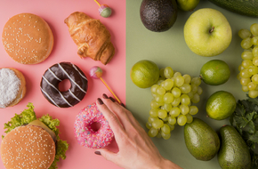 Kobieta na detoksie cukrowym wybiera między słodyczami a owocami