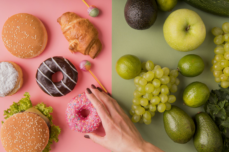 Kobieta na detoksie cukrowym wybiera między słodyczami a owocami