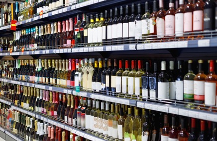 Półka z napojami procentowymi symbolizująca zakaz sprzedaży alkoholu na stacjach benzynowych