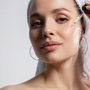 Atrakcyjna kobieta używa serum do twarzy z niacynamidem