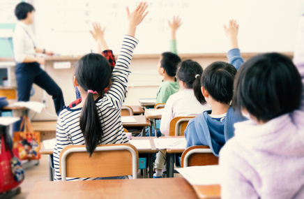 Zdjęcie przedstawia dzieci na lekcji edukacji zdrowotnej w szkole.