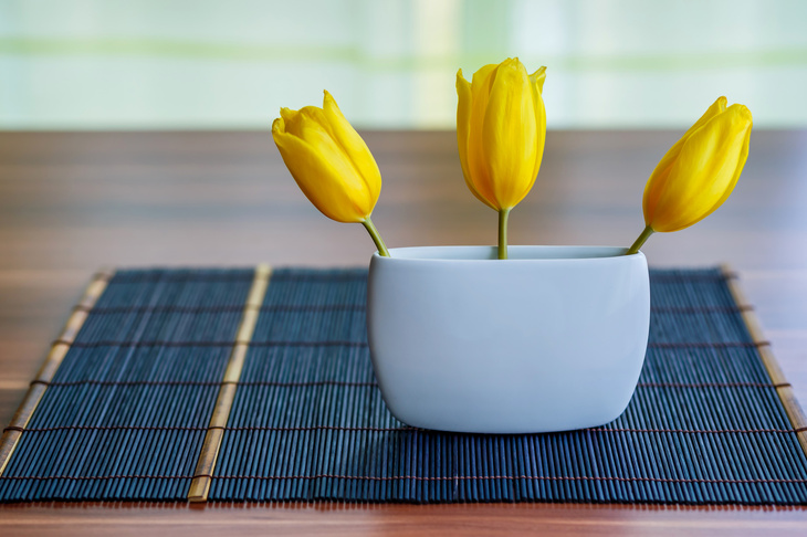 Żółte tulipany w wazonie