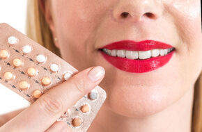 Kobieta z blistrem tabletek antykoncepcyjnych 