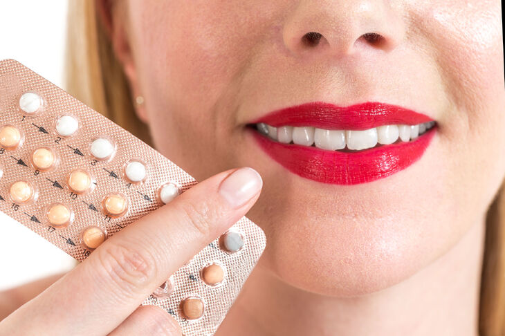Kobieta z blistrem tabletek antykoncepcyjnych 