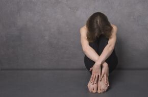 Kobieta z depresją po stosowaniu antykoncepcji