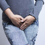 Kobieta cierpiąca na skrzepy w czasie miesiączkowania