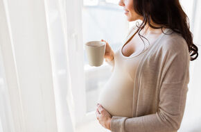Kobieta w ciąży pijąca czystek