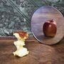 Ogryzek od jabłka stojący przy lustrze