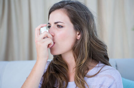 Kobieta cierpiąca na astmę