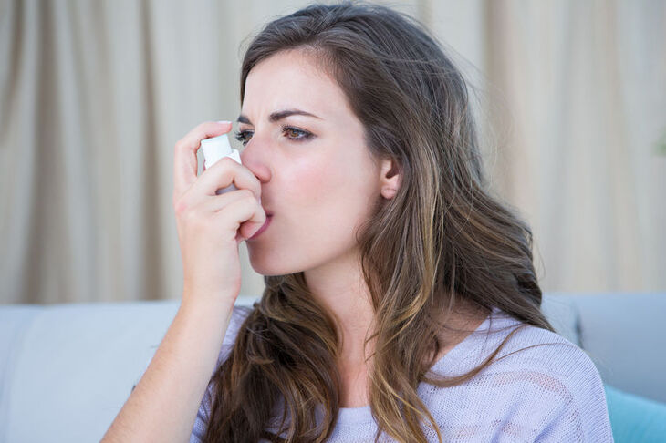 Kobieta cierpiąca na astmę 