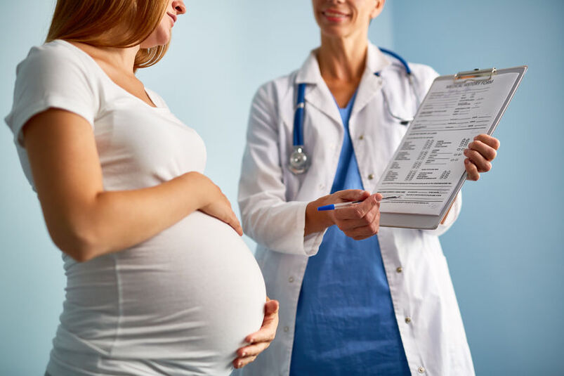 Kobieta w ciąży wykonująca badania prenatalne