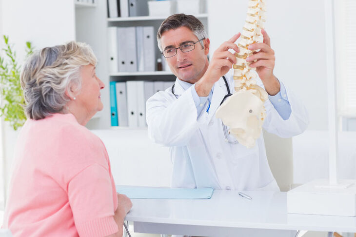 Lekarz pokazujący kobiecie szkielet człowieka