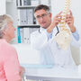 Lekarz pokazujący kobiecie szkielet człowieka